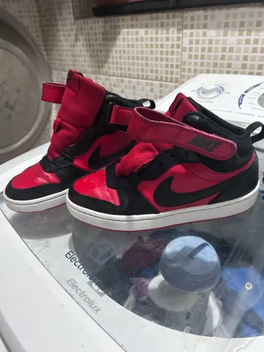 Tênis da Nike mid dois Borough vermelho tamanho 35 original tá com cadarço só que tirei