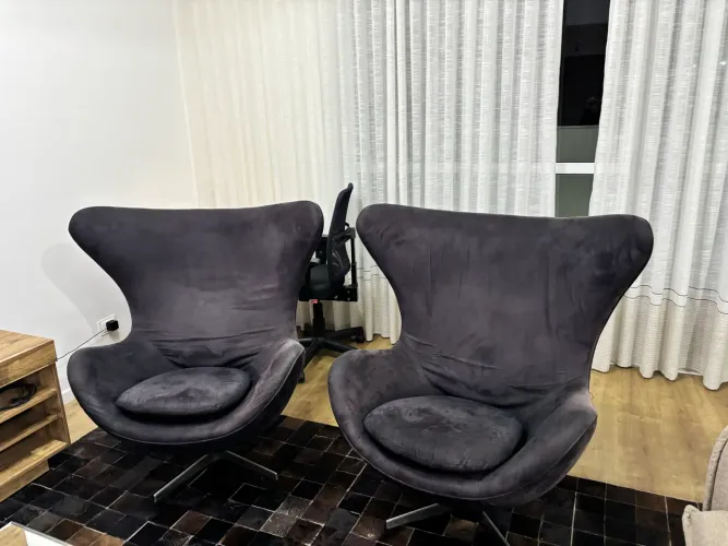 02 Poltronas Egg em Suedd giratórias na cor preta
