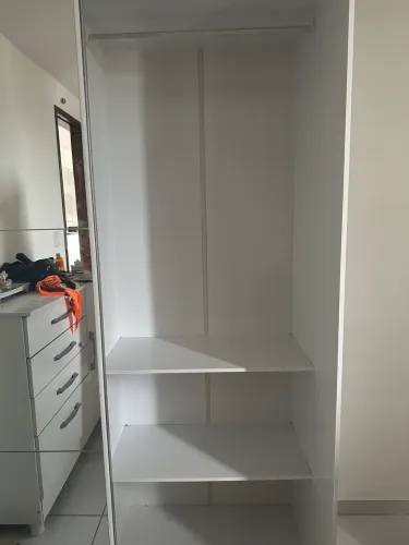 Guarda roupa branco duas portas de correr com espelho