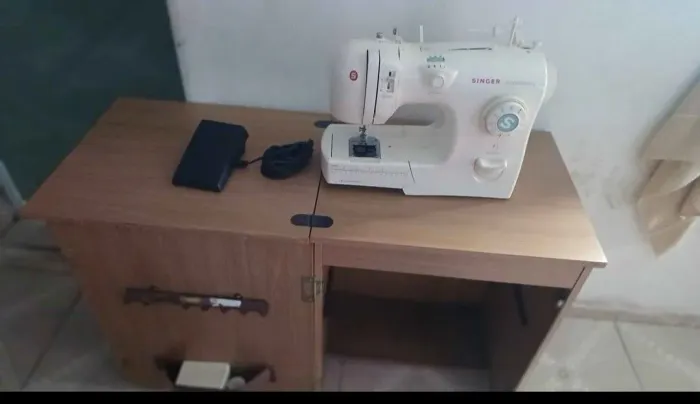 Máquina de costura marca Singer funcionando perfeitamente
