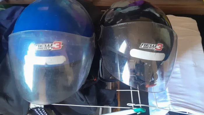 2 Capacete aberto com parafuso na viseira