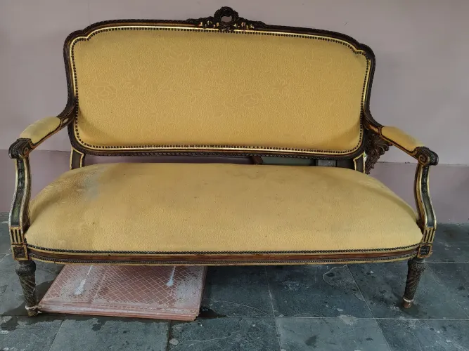 Sofá de madeira estofado amarelo Perfeito Estado