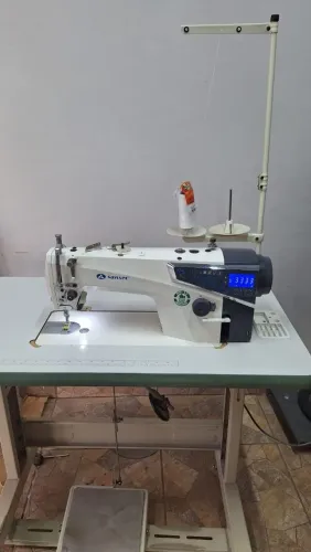 Máquina de costura reta