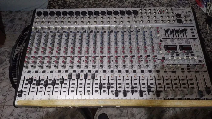 Mesa de Som Behringer Eurodesk SL2442FX-PRO - 24 canais