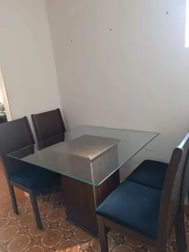 Mesa com 4 cadeiras tampo de vidro