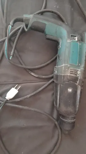 Vendo furadeira de impacto semi nova nunca foi em manutenção 