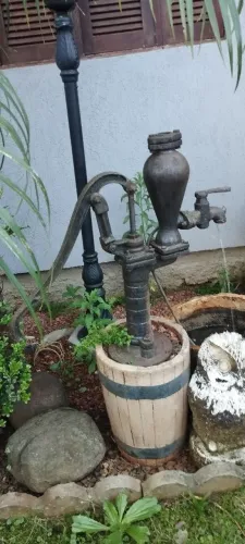 Bomba d'água antiga