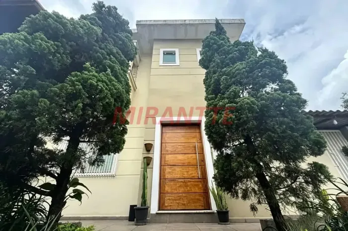 SOBRADO ISOLADO À VENDA EM SANTA TERESINHA  240 M², 4 DORMITÓRIOS, 3 SUÍTES E 4 VAGAS