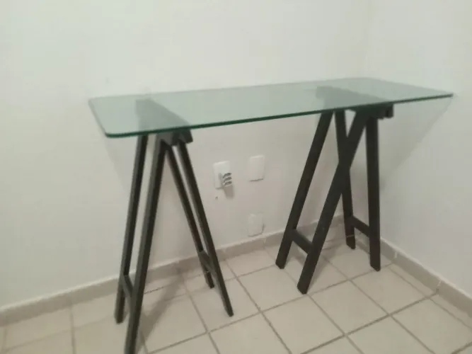 Escrivaninha tipo cavalete com tampo de vidro medindo 1,20 X 45 cm