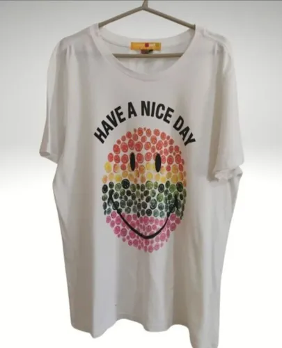 t-shirt smiley rainbow, uma peça da colaboração especial entre a marca brasileira farm e a