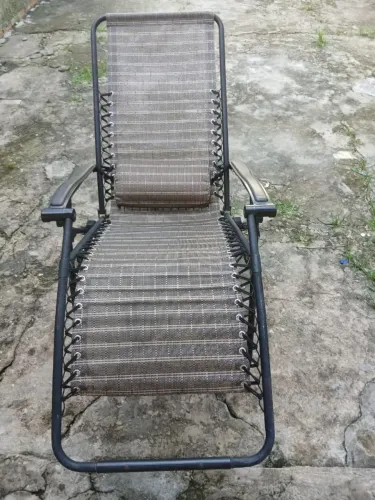 Espriguicadeira de piscina por 350 reais