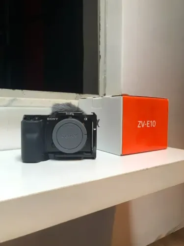 Sony Alpha Zv-e10 Mirrorless Preta Com Cage Muito Nova