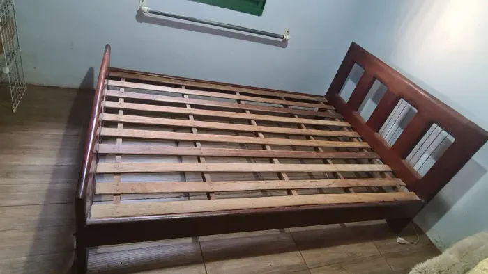 Cama de casal de madeira maciça antiga