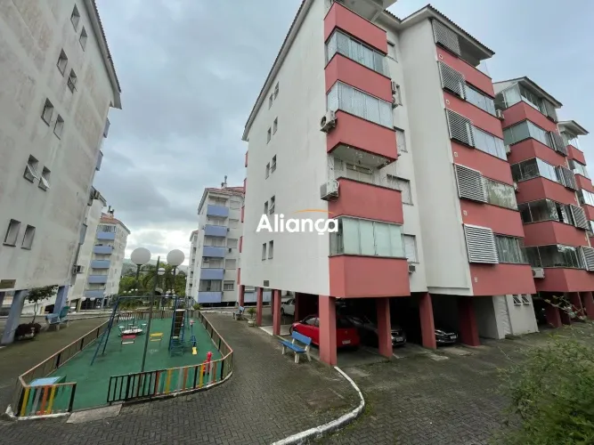 Apartamento cobertura com 3 dormitórios, suíte, terraço e vaga de carro coberta no bairro