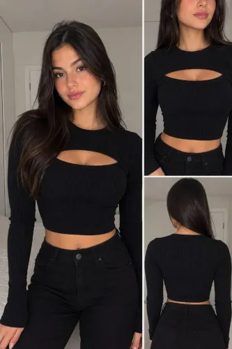 Blusa cropped preta de manga longa em malha canelada com recorte no decote/busto