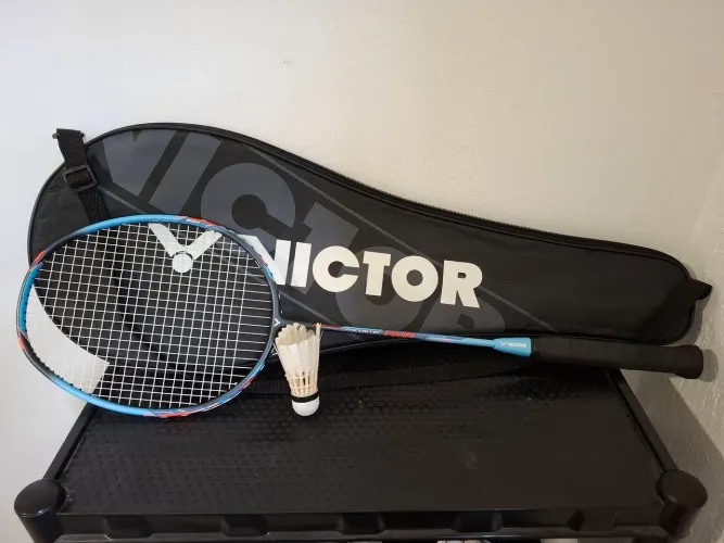Raquete Badminton Victor Thruster HMR só 300 reais