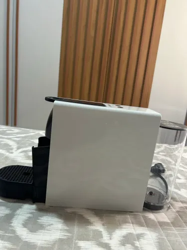 CAFETEIRA NESPRESSO ESSENZA MINI 220V - NUNCA USADA