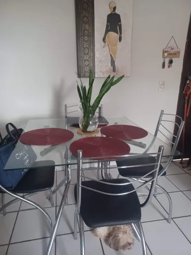 Mesa com quatro cadeiras em excelente estado .