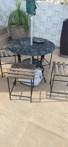 Mesa com 4 banquinhos e guarda sol