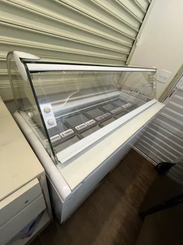Freezer Expositor para Gelatos e Sorvetes Isa- Marca Italiana