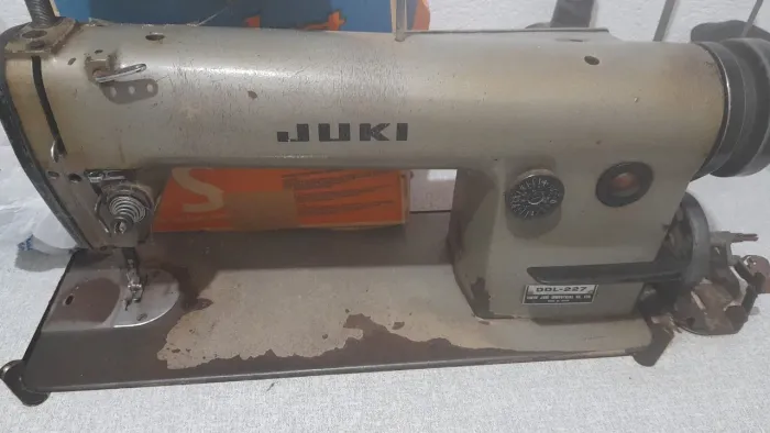 Vendo máquina de costura reta e duas overlok
