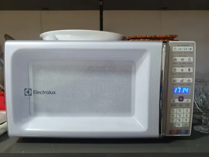 Micro-ondas Electrolux de bancada Branco com Função Tira Odor e Manter Aquecido 34L
