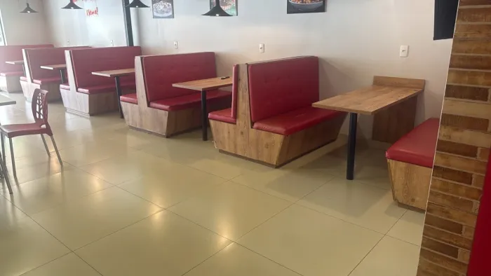 Restaurante e hamburgueria montada em funcionamento
