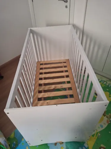 Berço que se converte em mini cama