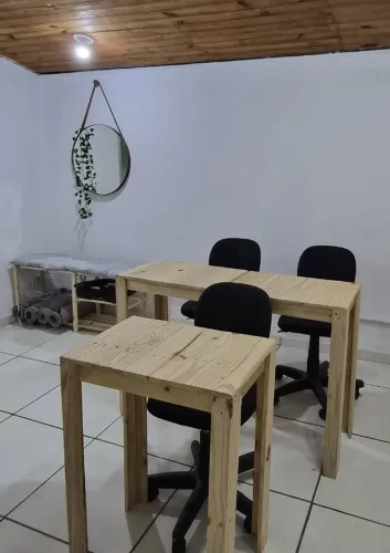 Mesas, cadeiras, pufes e decoração