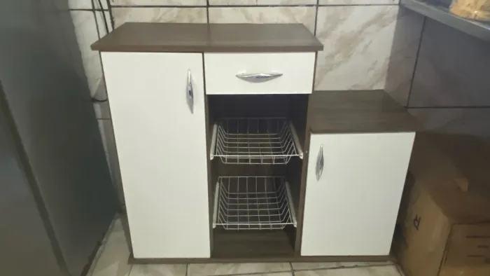 Vendo Fruteira pequena, bem organizada, branco e marrom, intacta, *93