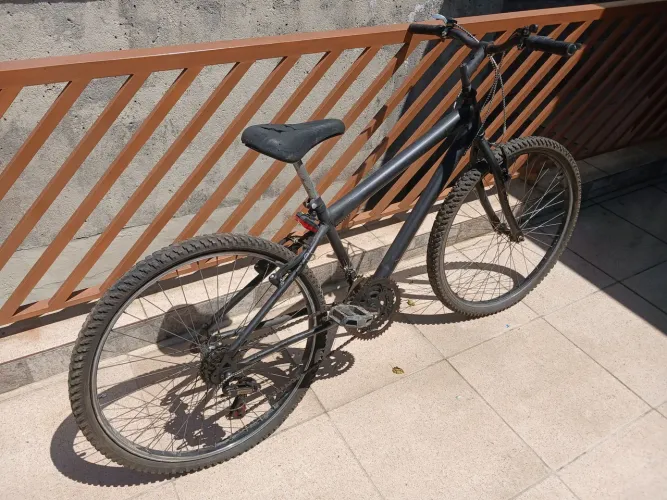 Mountain Bike (bicicleta) aro 26 com 18 marchas [leves danos]