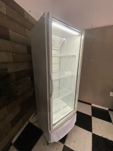 Vendo expositora porta de vidro 220 volts 214 litros funcionando perfeitamente