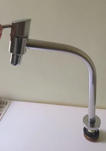 Torneira para Cozinha de Mesa Bica Alta com Arejador Articulado Aço