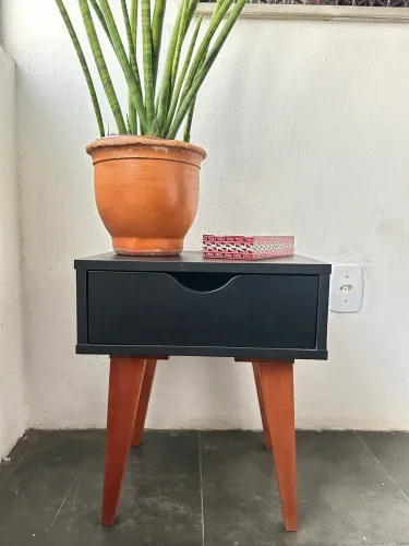 Mesa de Cabeceira - Charmosa e em Perfeito Estado