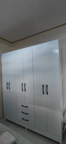 Guarda-roupa casal com 6 portas e 3 gavetas 
