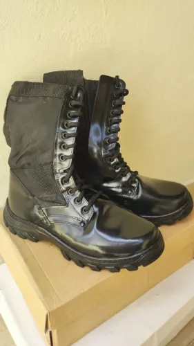 Coturno preto com tecido sola Vibram tamanho 41 usado