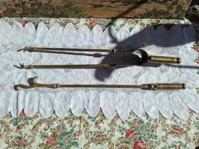 Conjunto antigo de ferramentas para lareira, em metal amarelo