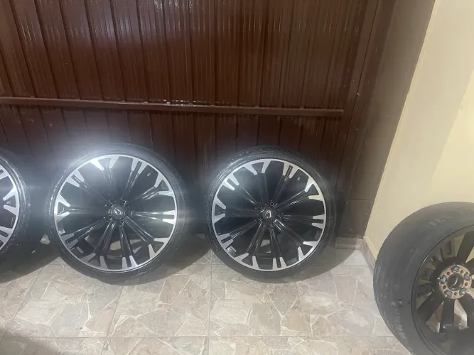 Jogo de rodas aro 20 do Corolla novo com pneu não rodou 200km