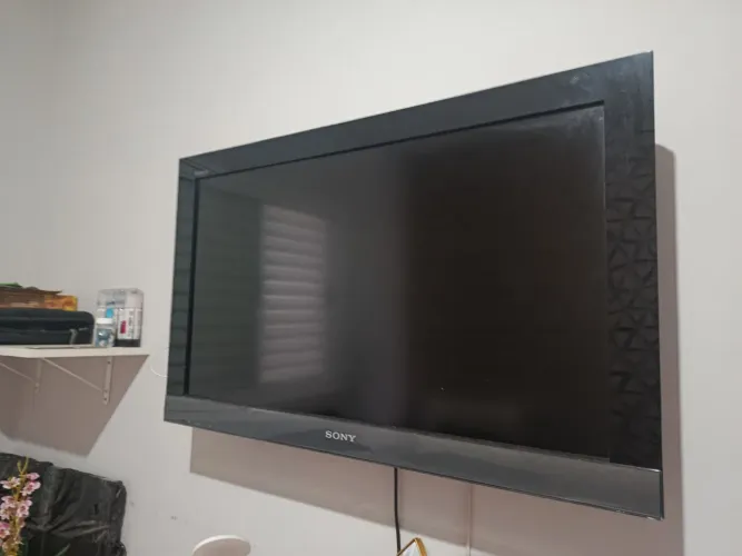Tv Sony 32 polegadas , funciona muito bem , tem imagem boa e som forte !