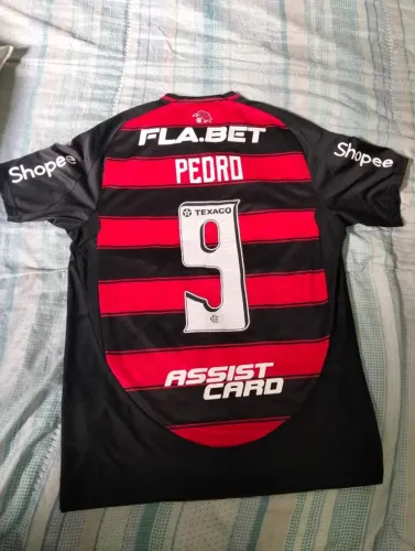 Blusa oficial do Flamengo, utilizada no jogo pelo Pedro.