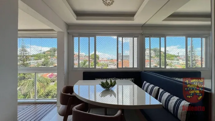 Seu novo lar te espera: Apartamento 2 quartos com suíte e sacada em Coqueiros, pronto para
