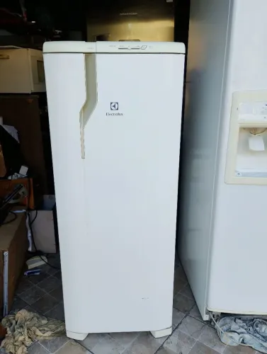 Geladeira Eletrolux re31