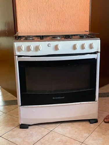 Vende-se fogão de 6 bocas, somente o forno não  está  bom.