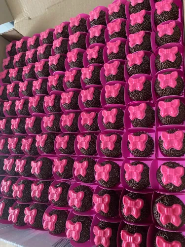 Brigadeiro com laços