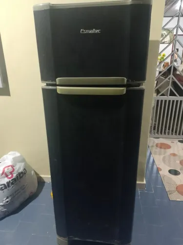 Vende se geladeira gelando perfeitamente valor 550,00