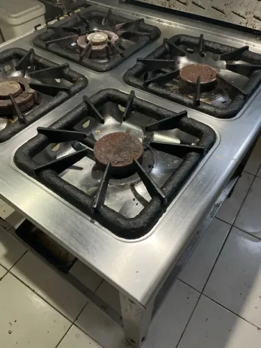 Fogão Industrial 4 Bocas Inox em Excelente Estado com Trempes em Ferro Fundido