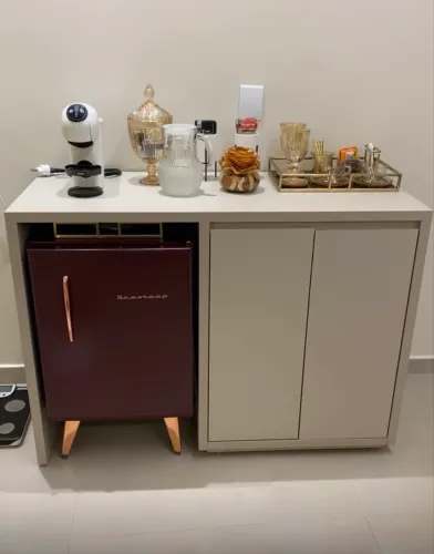 Móvel para frigobar/adega com portas