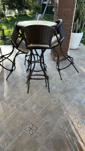 Conjunto de Mesa com Tampo de Vidro e 4 Banquetas Estofadas com Encosto
