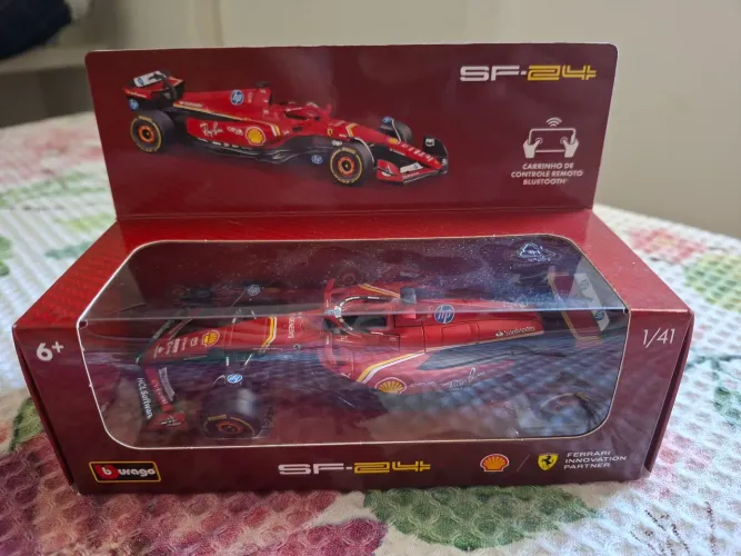 Miniatura Ferrari F1 SF24 promoção posto Shell controle remoto via Bluetooth.