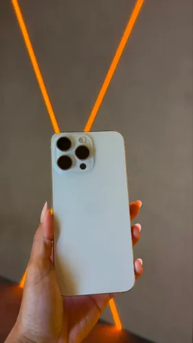 15 PRO MAX COM DETALHE NA TELA - FUNCIONA PERFEITAMENTE